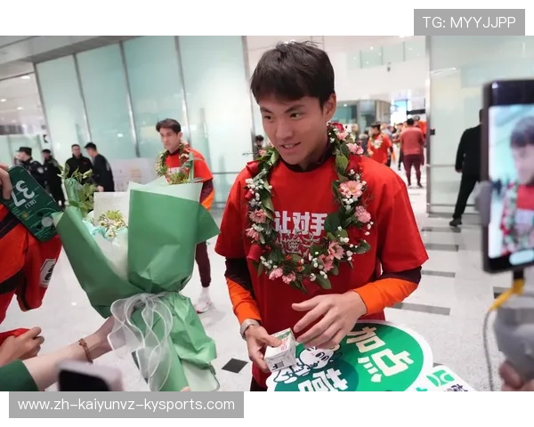 U23国足抵达北京受热捧机场球迷欢呼彰显青春力量 U23国足抵达北京受热捧机场球迷欢呼彰显青春力量